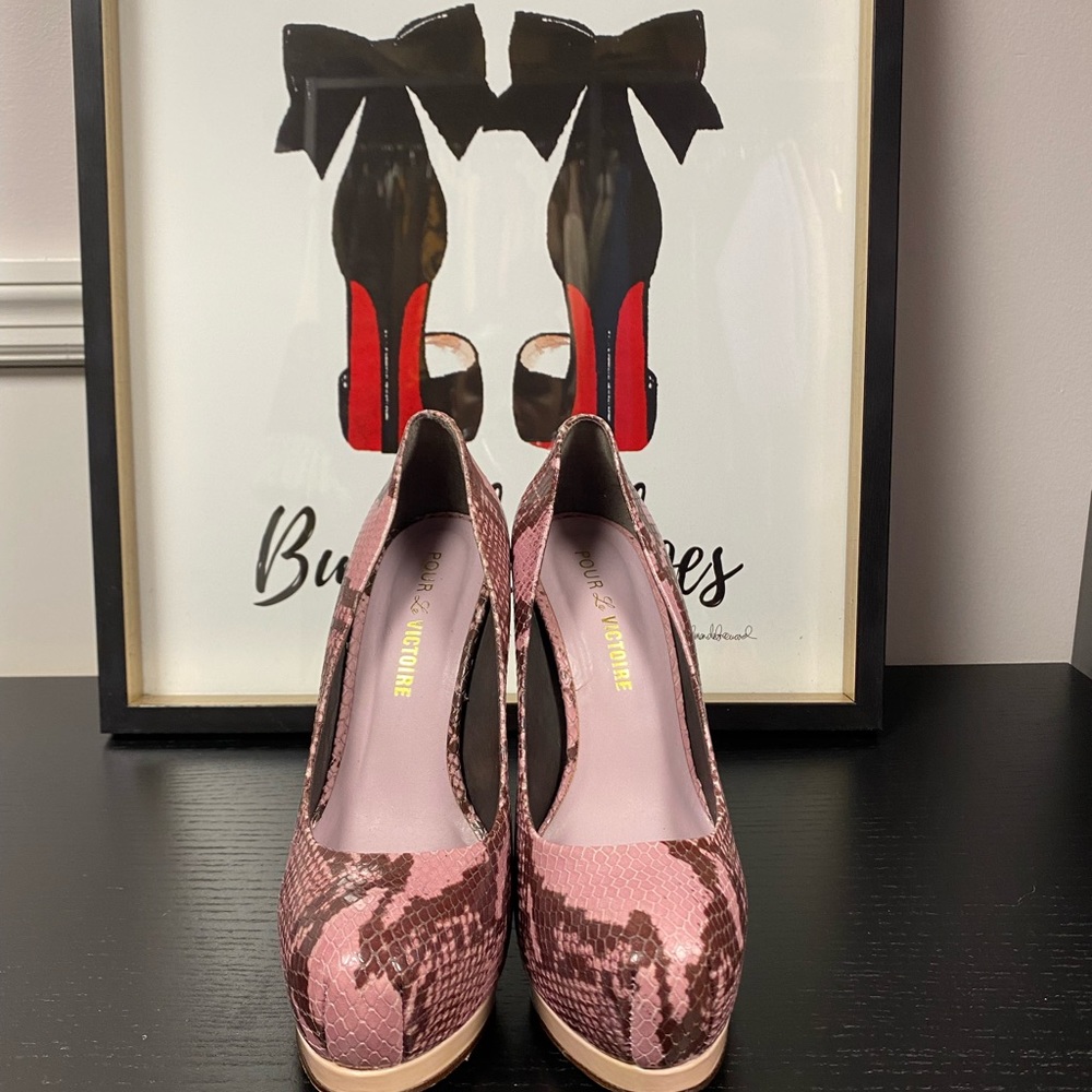 Pour Le Victorie Platform Pumps. Rose and Burgundy. Size 7.